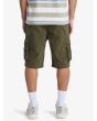 Hombre con bermudas Quiksilver Crucial Battle Cargo Verdes posterior