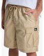 Hombre con Pantalón corto cargo Quiksilver Taxer color caqui cintura elástica