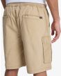 Hombre con Pantalón corto cargo Quiksilver Taxer color caqui bolsillos