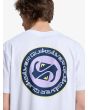 Hombre con camiseta Quiksilver EV Duality blanca detalle gráfico espalda