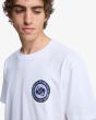 Hombre con camiseta Quiksilver EV Duality blanca detalle logo pecho