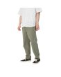 Hombre con Pantalón Carhartt WIP Flint Pant Park Garment Dyed lateral