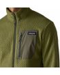Hombre con chaqueta técnica de forro polar Patagonia Air Fleece Jacket Verde Alcaparra bolsillo pecho
