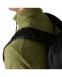 Hombre con chaqueta técnica de forro polar Patagonia Air Fleece Jacket Verde Alcaparra costuras descentra
