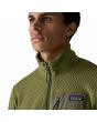 Hombre con chaqueta técnica de forro polar Patagonia Air Fleece Jacket Verde Alcaparra cremallera