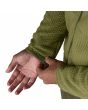 Hombre con chaqueta técnica de forro polar Patagonia Air Fleece Jacket Verde Alcaparra ribete elástico