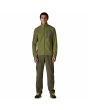 Hombre con chaqueta técnica de forro polar Patagonia Air Fleece Jacket Verde Alcaparra slim fit