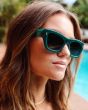Mujer con Gafas de sol I-SEA Ivy Kale/Green Polarized detalle logo patilla