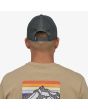 Hombre con Gorra Trucker Patagonia P-6 Logo LoPro Forge Grey Unisex posterior