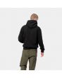Hombre con sudadera de capucha Carhartt WIP Hooded Carhartt Sweat negra con logo blanco posterior