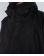 Hombre con Chubasquero largo tipo poncho cambiador Hurley Ice Poncho Sherpa negro cuello