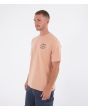 Hombre con Camiseta Hurley Printing Press Evy Beach Clay vista lateral
