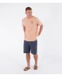 Hombre con Camiseta Hurley Printing Press Evy Beach Clay corte regular