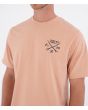 Hombre con Camiseta Hurley Printing Press Evy Beach Clay serigrafía delantera