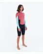 Mujer con neopreno corto Hurley Air 2mm MId Shorty Springsuit de manga  larga color Spiced Coral derecha
