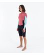 Mujer con neopreno corto Hurley Air 2mm MId Shorty Springsuit de manga  larga color Spiced Coral izquierda