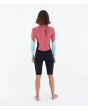 Mujer con neopreno corto Hurley Air 2mm MId Shorty Springsuit de manga  larga color Spiced Coral posterior