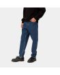 Hombre con Pantalón Vaquero de corte ajustado relajado Carhartt WIP Newel Pant azul lavado a la piedra lateral