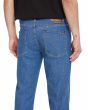 Hombre con Pantalón Vaquero Volcom Solver Denim Azul Bold Blue bolsillos