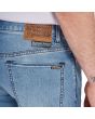 Hombre con pantalón vaquero Volcom Vorta Denim Slim Wrecked Indigo bolsillo posterior