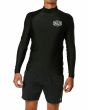 Hombre con camiseta técnica de protección solar Deus Baylands Chest Rash Vest Negra