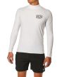 Hombre con camiseta técnica de protección solar Deus Baylands Chest Rash Vest Blanca frontal