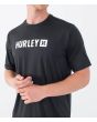 Hombre con Camiseta de protección solar de manga corta Hurley Everyday Hybrid UPF 50+ Negra y Blanca logo