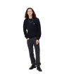 Hombre con con jersey de lana Carhartt WIP Madison Sweater Dark Navy/Wax corte clásico