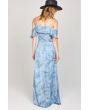 Mujer con maxivestido Amuse Society Lost Paradise azul posterior