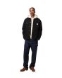 Hombre con chaqueta Carhartt WIP Michigan Coat negra corte regular