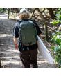 Surfista transportando mochila FCS Mission Pack 3.0 Alpine camino a la playa 