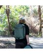 Hombre con Mochila FCS Mission 3.0 Backpack 40L Verde Alpine Lifestyle