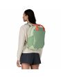 Mujer con Mochila Patagonia Atom Tote Pack 20 Litros Negra Unisex