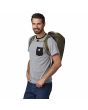 Hombre con Mochila Patagonia Black Hole Pack 25 Litros color Verde Pino Unisex correa esternón