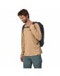 Hombre con Mochila Patagonia Black Hole Pack 25L Smolder Blue - Azul Marino Unisex correa esternón