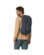 Hombre con Mochila Patagonia Black Hole Pack 25L Smolder Blue - Azul Marino Unisex