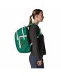 Mujer con Mochila Patagonia Refugio Daypack 26L Verde Gema Unisex lateral