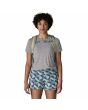 Mujer con Mochila Patagonia Refugio Daypack 26L Weathered Stone Unisex correa pecho