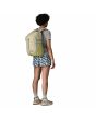 Mujer con Mochila Patagonia Refugio Daypack 26L Weathered Stone Unisex espalda
