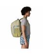 Mujer con Mochila Patagonia Refugio Daypack 26L Weathered Stone Unisex lateral