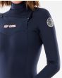 Mujer con traje de neopreno con cremallera en el pecho Rip Curl Dawn Patrol 5/3 azul marino chest zip