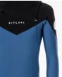 Hombre con traje de neopreno con cremalllera en el pecho Rip Curl Dawn Patrol 5/3mm Steamer azul y negro pecho
