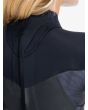 Mujer con traje de neopreno con cremallera en la espalda Roxy 5/4/3 Syncro GBS Jet Black cierre