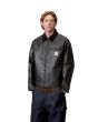 Hombre con Cazadora Carhartt WIP OG Dean Jacket Negra cremallera cerrada
