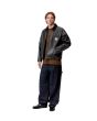 Hombre con Cazadora Carhartt WIP OG Dean Jacket Negra corte holgado