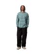 Hombre con pantalones Carhartt WIP Cole Cargo Negros corte relajado