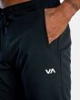 Hombre con pantalón de chándal RVCA VA Sport Yogger II Negro bolsillo lateral