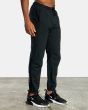 Hombre con pantalón de chándal RVCA VA Sport Yogger II Negro derecha