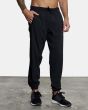 Hombre con pantalón de chándal RVCA VA Sport Yogger II Negro lateral 