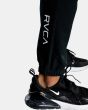Hombre con pantalón de chándal RVCA VA Sport Yogger II Negro logo pierna
